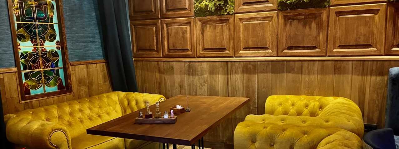 Drveni zidni paneli postavljeni na zid restorana