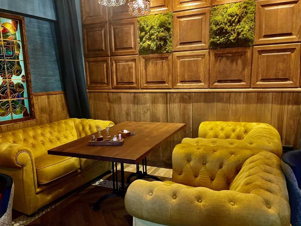 Novo lice renoviranog restorana Srpska Kuca - hrastov masivni sto i drvene zidne obloge