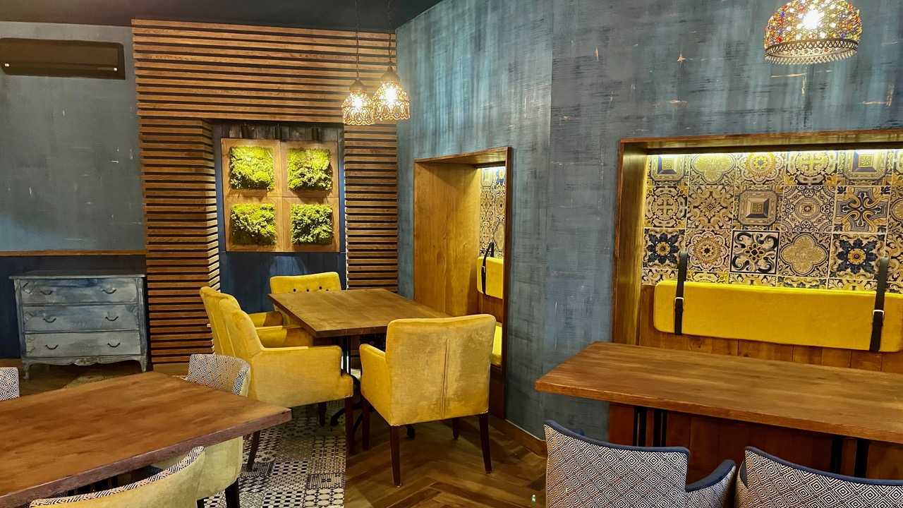 Masivni hrastovi stolovi, ručno izrađene zidne obloge i udobne fotelje čine jedinstvenu atmosferu restorana Era 1968