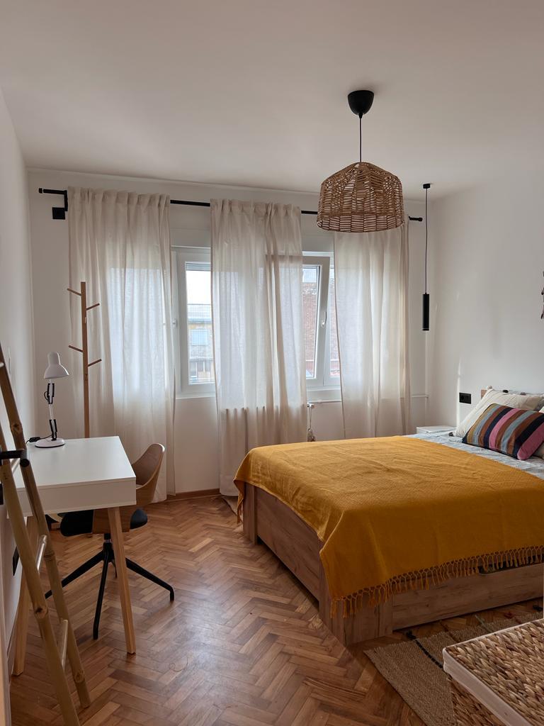 Spavaca soba renoviranog stana sa hoblovanim parketom i namestajem