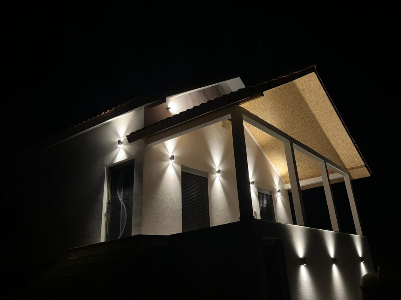 Eksterijer kuće A u naselju Vinci nocu posle renoviranja