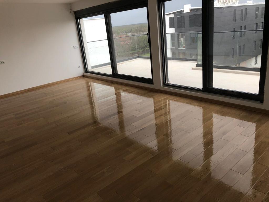 Postavljen i lakiran parket